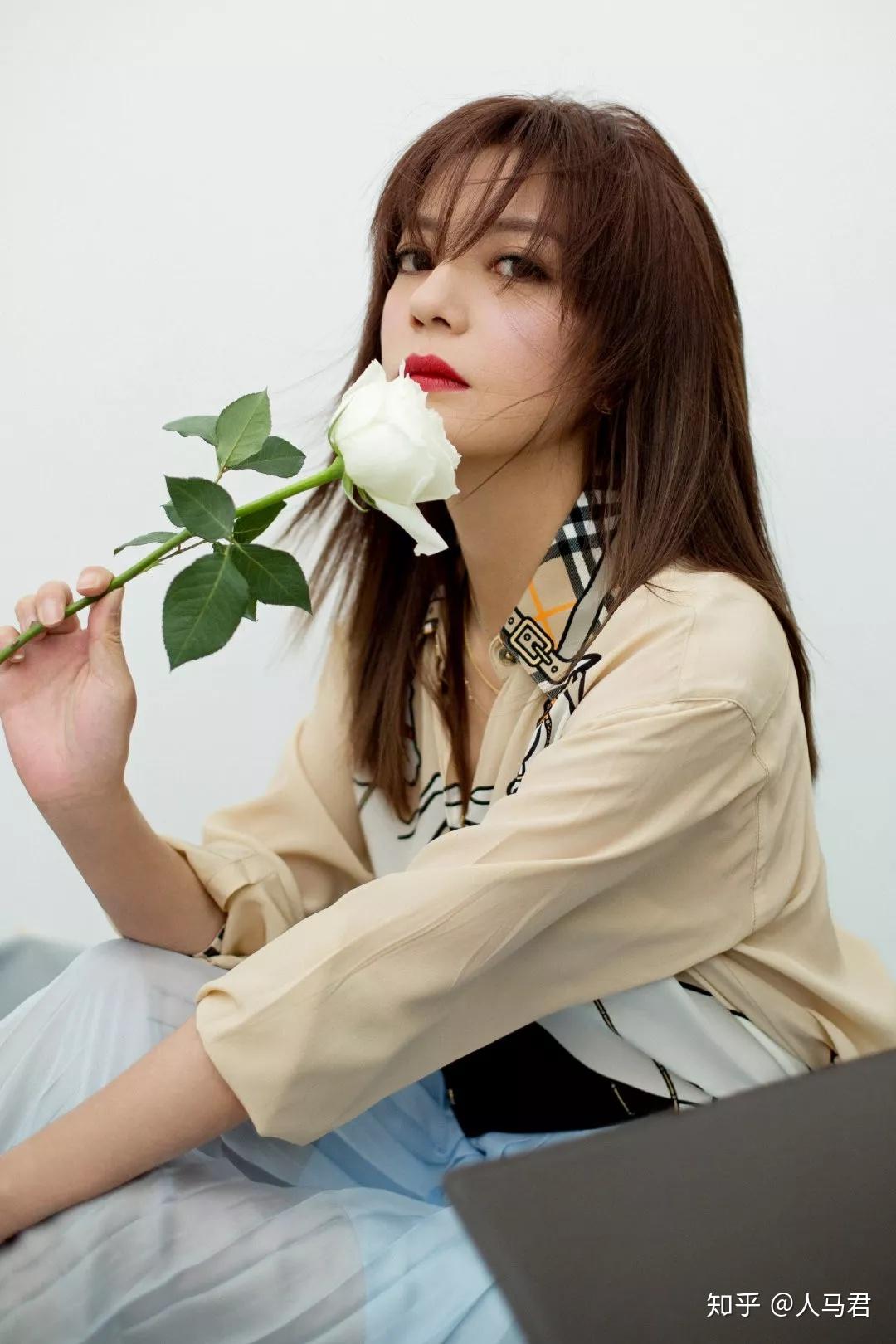 为了呈现出最真实的状态,赵薇在一场群众殴打"人贩子"李红琴的戏码中