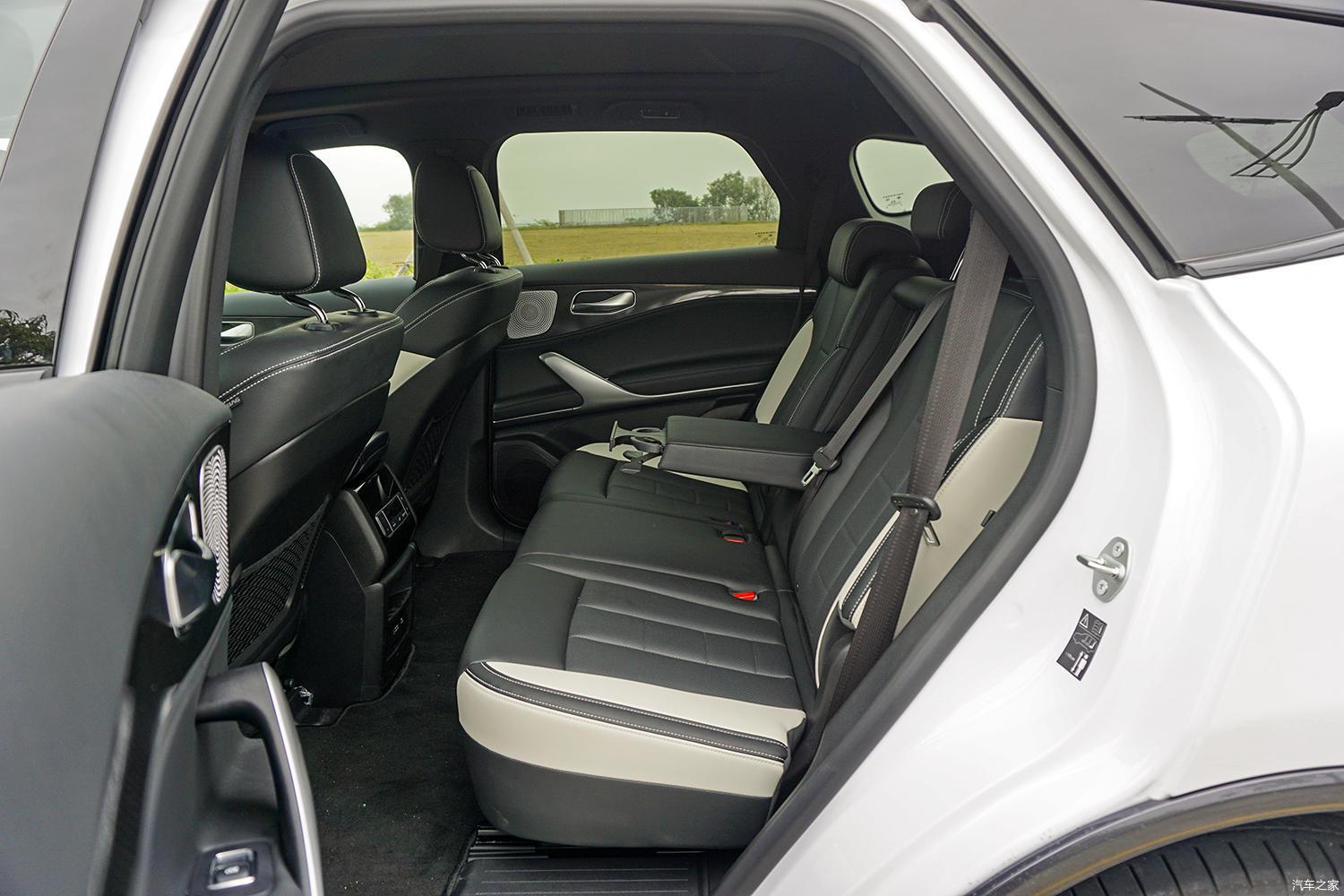 腾势x全系都为7座,为232布局,第三排空间与大多数中级suv一样,也是