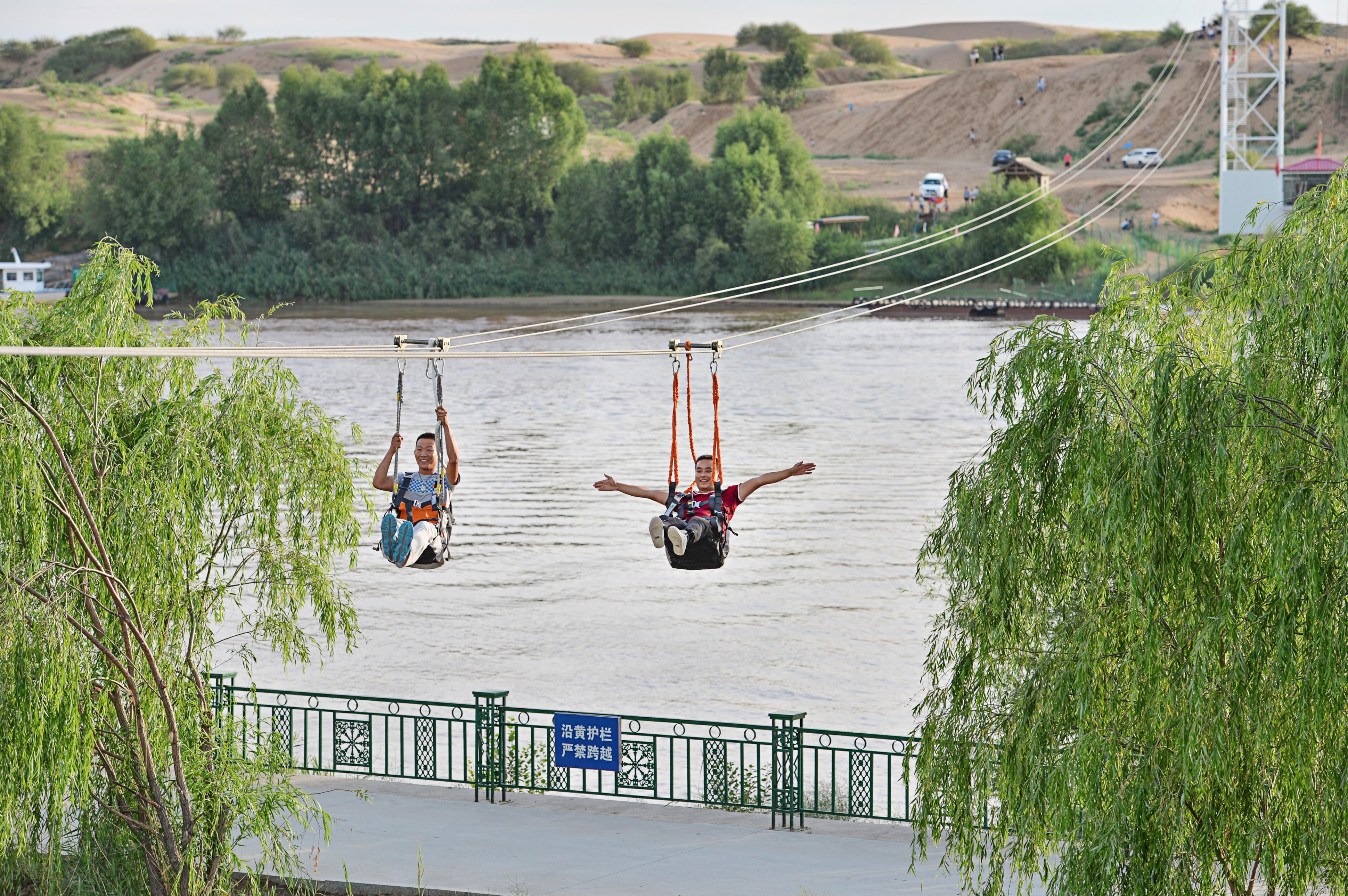 黄河第一飞索,是神泉景区内一项惊险刺激的旅游项目.