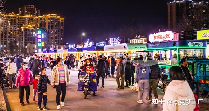 夜经济20版差异化线下场景营造山东潍坊这条夜市开街火爆