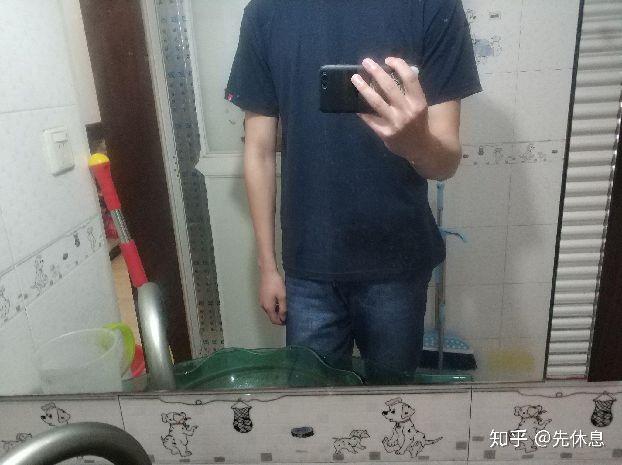 夏天到了身形消瘦的男生适合穿什么衣服