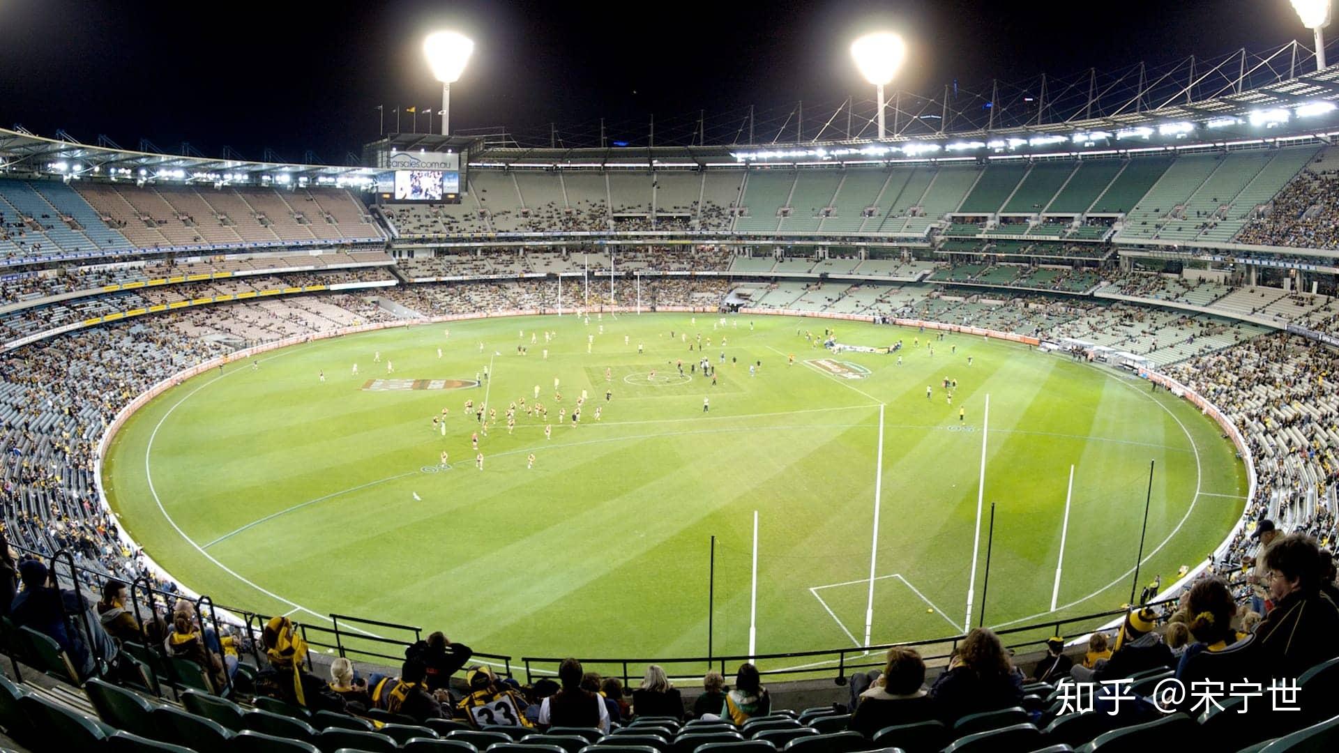 2 方形场,圆球,方框 双立杆式球门——盖尔足球(gaelic football)尽管