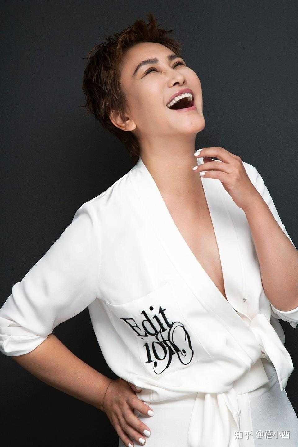 短发看上去干净又利落,平时生活中也非常推荐大家可以来考虑一下王茜