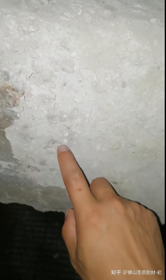 这种现象俗称"挂白霜",在冬季施工更容易遇到.