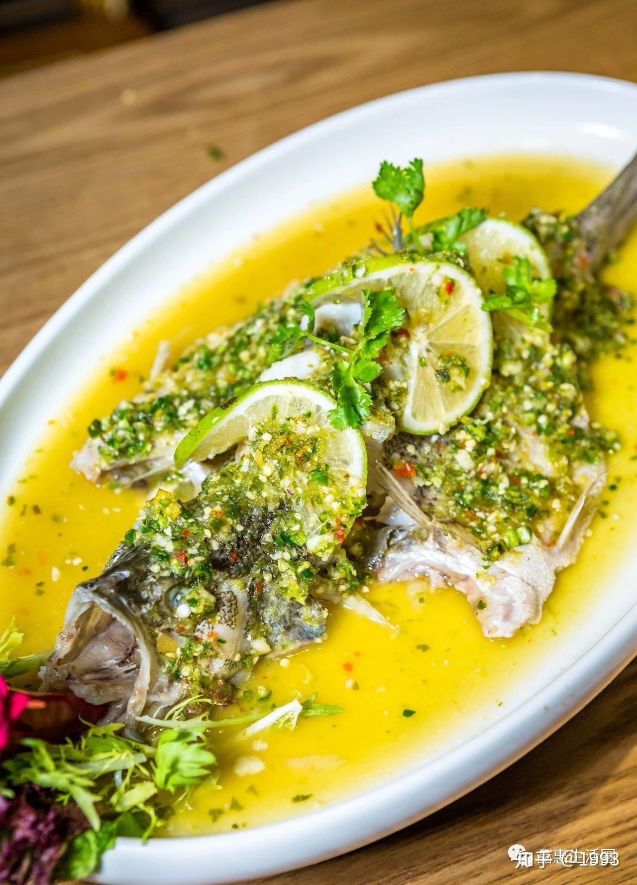 色泽艳丽的"青柠檬蒸鲈鱼",口感让人难以抵挡.