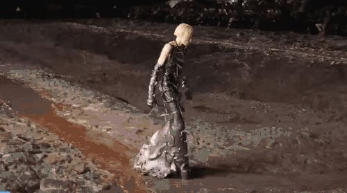 在以泥潭,水坑为背景之外,这场秀的服饰单品也用了夸张的泥染,脏污,做