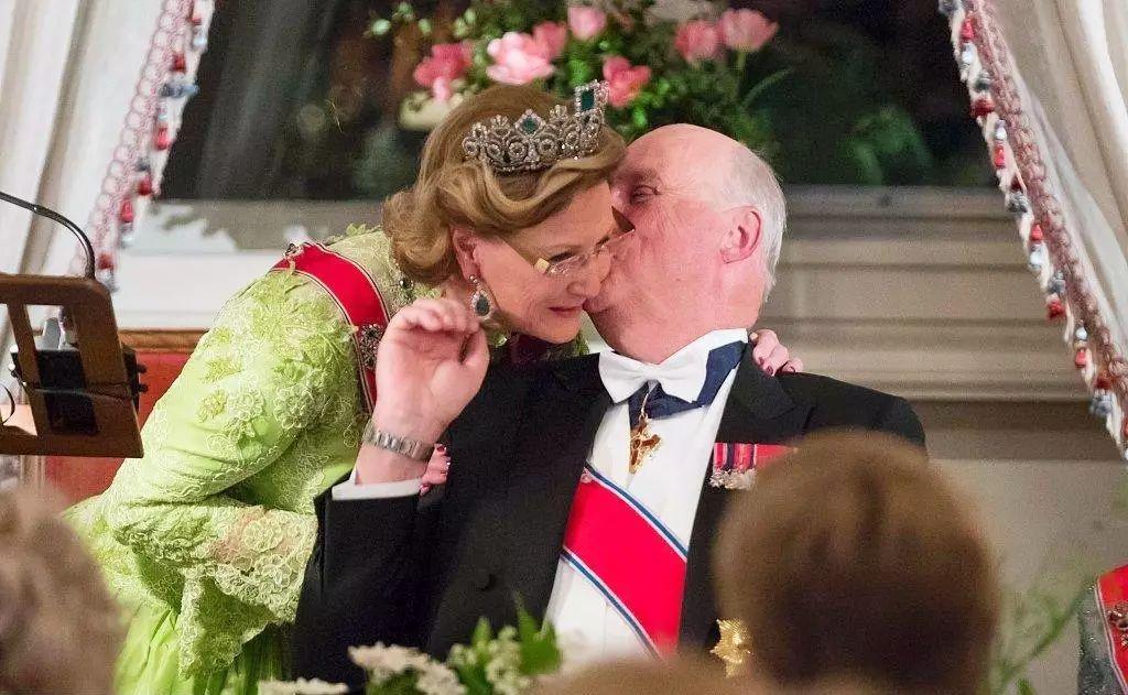 王子爱上小裁缝异国苦恋10年结婚50年她被宠成最幸福的王后