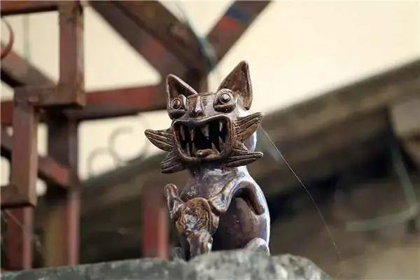 呈贡瓦猫象天真的孩子;玉溪瓦猫象留须的巫师;鹤庆瓦猫造型极度夸张