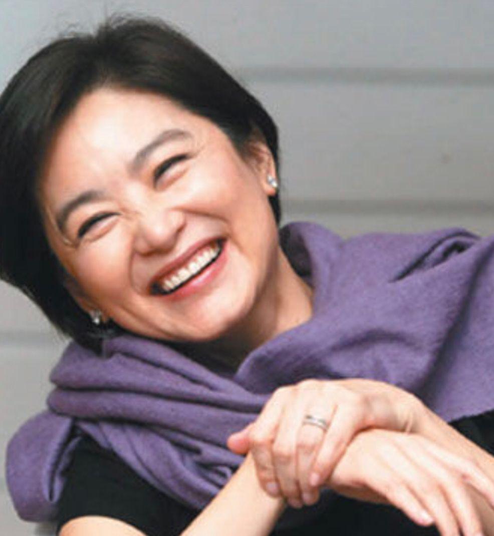 女人上了年纪脸上别太瘦,看孟晚舟林青霞就知道,富态大气还显贵