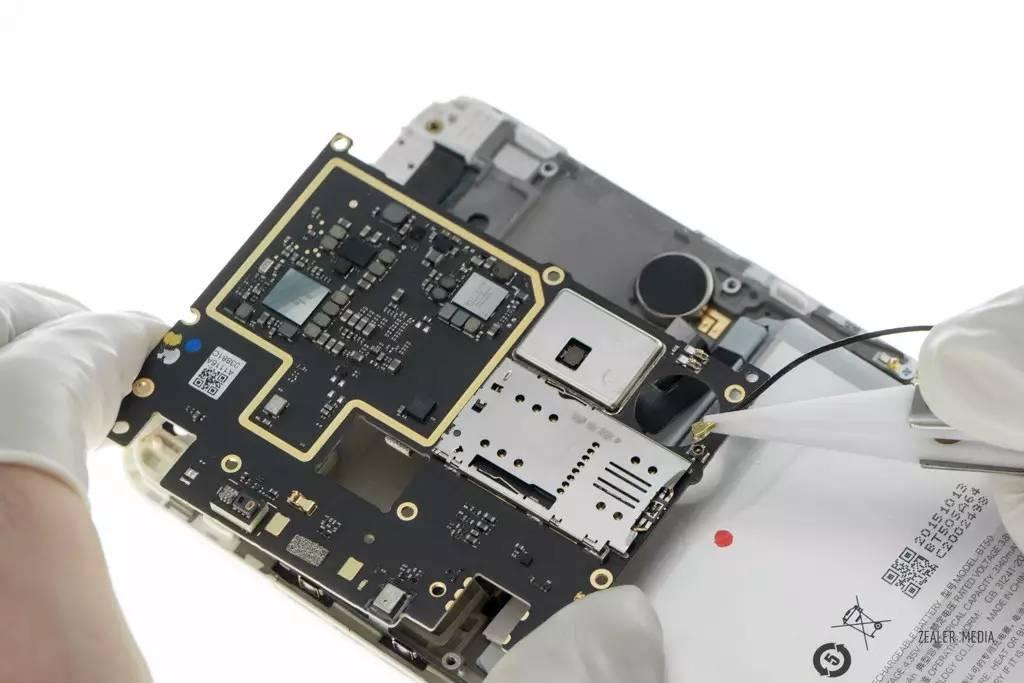 拆解魅蓝metal摸着不冷不割手但它真的是金属