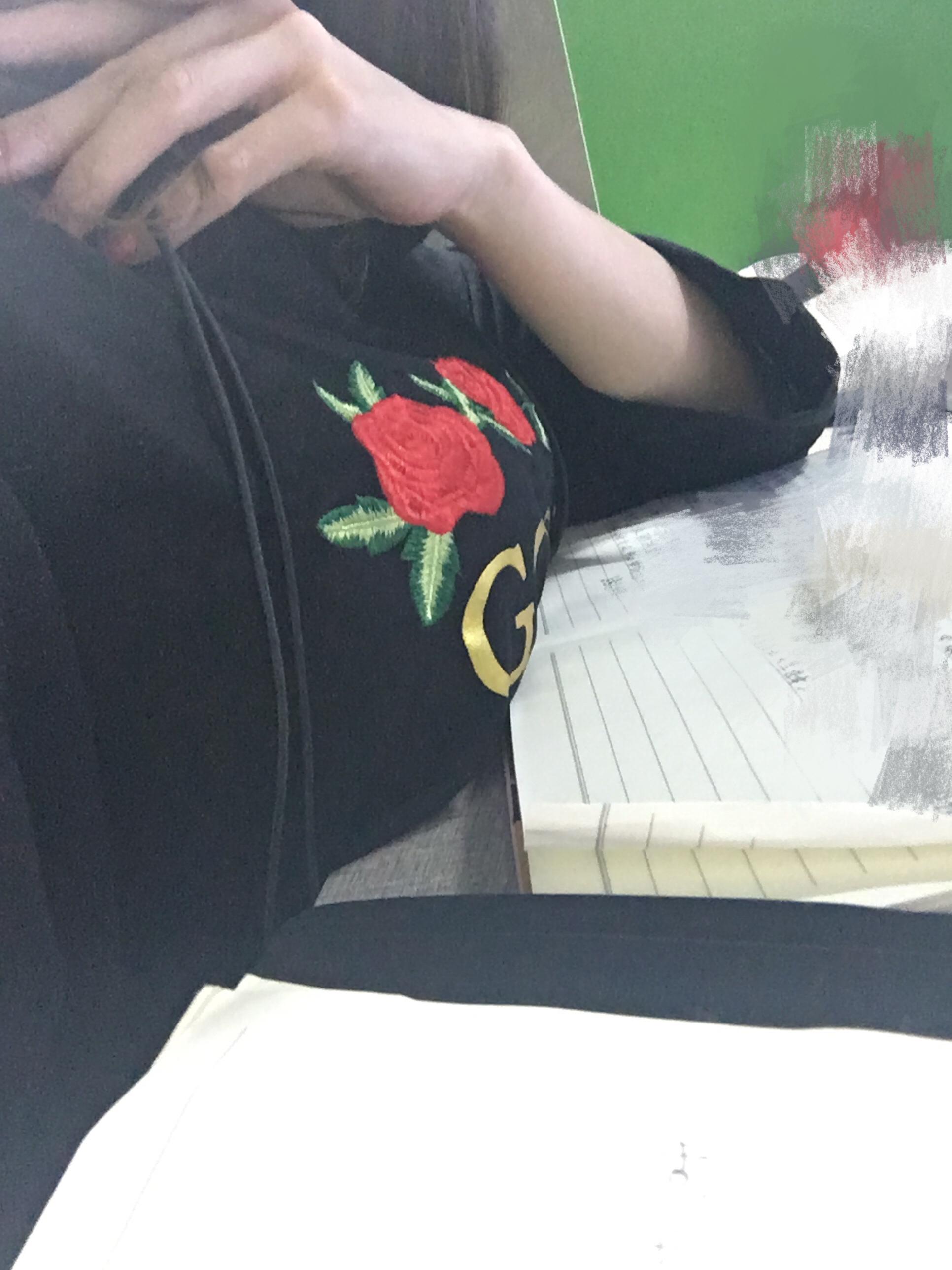 胸大的姑娘真的可以把胸放在桌子上面然后办公做事情吗