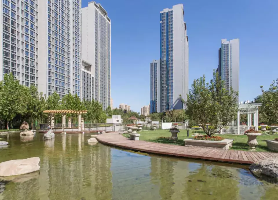 西区为商品房,东区为回迁房,配套比较完善,南侧k2百合湾约600米,距离