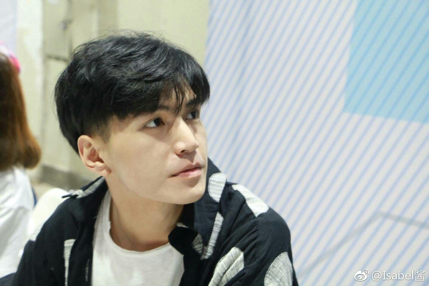 最近喜欢一个叫李蚊香的歌手满汉全席的但是关于他了解甚少有人帮忙