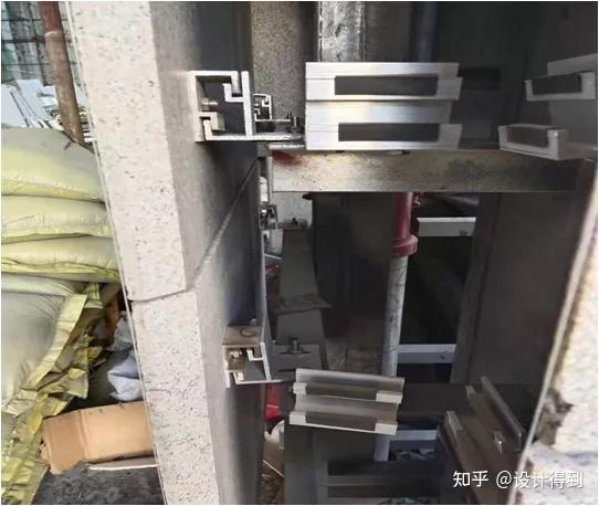 主要有:点挂,短肢干挂,背栓干挂,铝蜂窝复合安装等几种安装方式.
