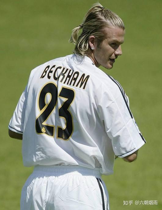 先从贝克汉姆的球衣聊起,集万千女球迷宠爱于一生的小贝,在2003年转会