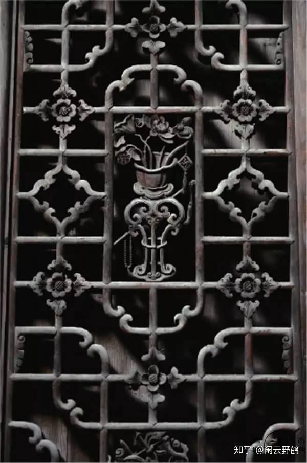 它是技术活,更是艺术活,传统的雕花工艺是用心来打造的,那刻在门窗橼