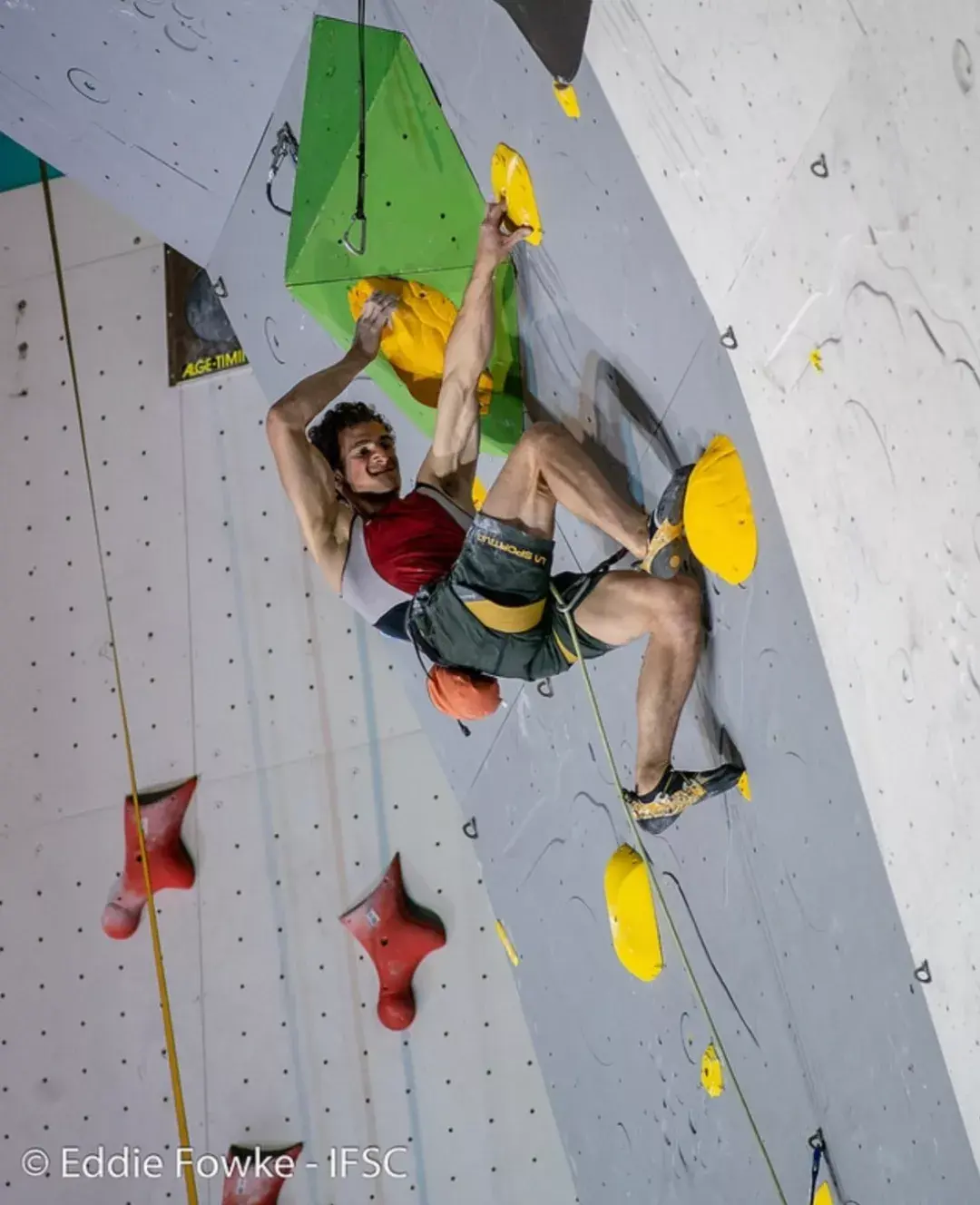 现代攀岩比赛的风格是线路攀爬日趋动态和快节奏(难度线路亦是如此)