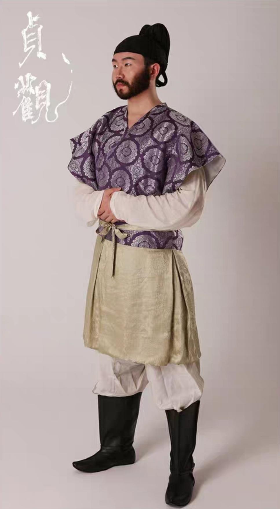 内搭半臂(撑起肩部以显魁梧),汗衫打底,系革带,蹀躞带等,下身穿袴