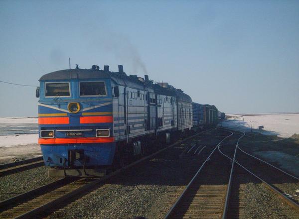 被火车迷们抢救性拍摄的扎戈尔斯克管道厂两组半2te10v型内燃机车!