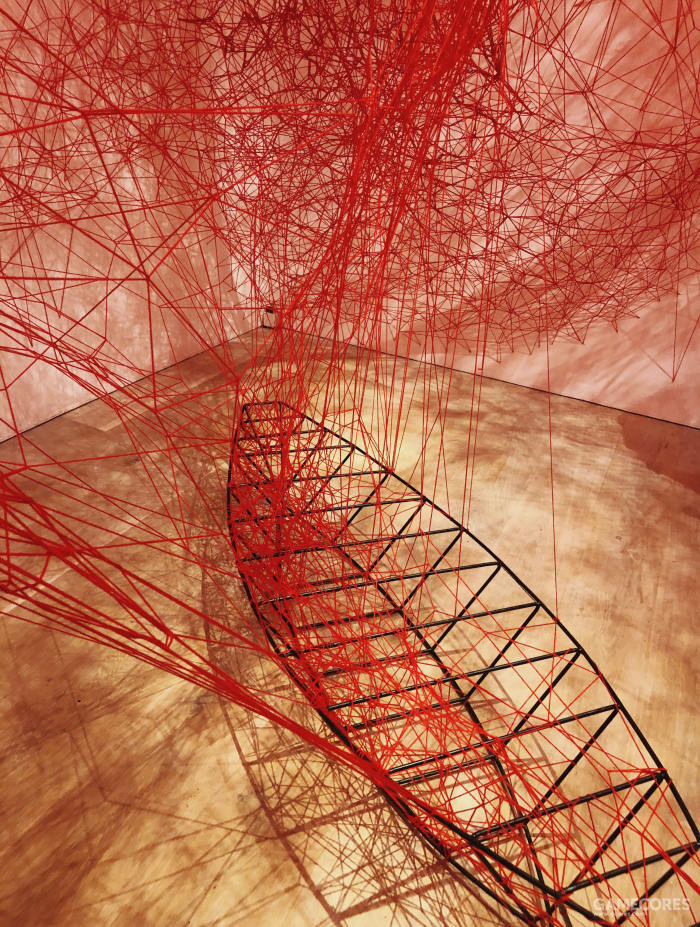 这位艺术家用百余公里纱线将记忆结成了茧