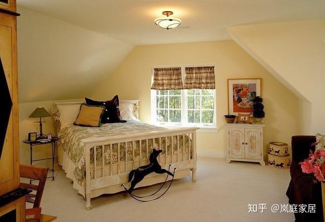 斜顶房卧室怎么吊顶好看呢