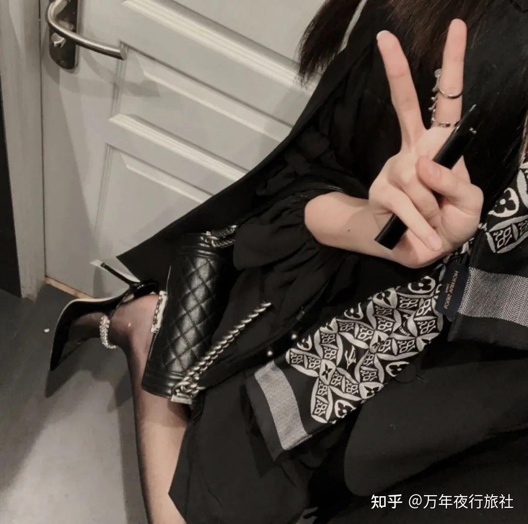 扭着腰夹着腿的人上人们也配说自己是高街女帝