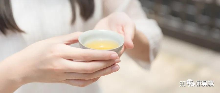 眼观茶色,手扶茶器,耳听茶涛,鼻闻茶香,口尝茶味,心领茶意.