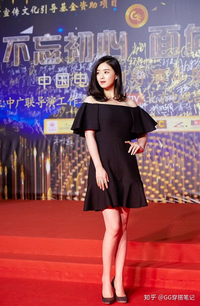 蒋欣穿上荷叶边和一字肩尽显浪漫少女心,用黑色和高跟鞋适时中和了