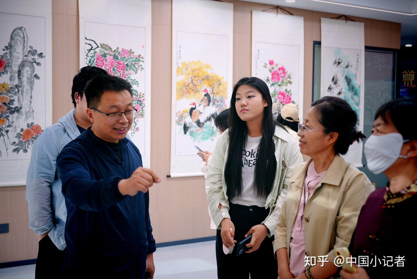 笔墨凝太行神韵、丹青绘三晋风华——张丁丁水墨国画展太原启幕 百人志愿团队助力文化传承