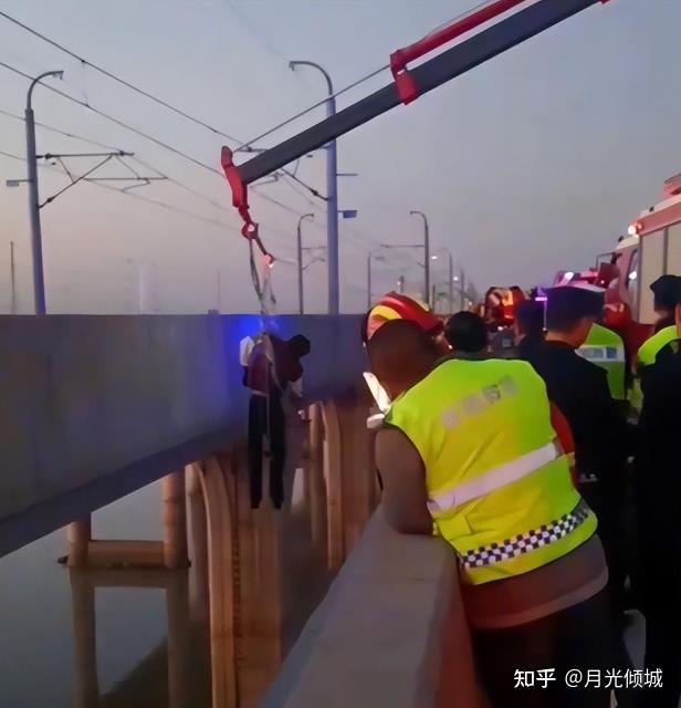 南京女子骑摩托车超车撞上前方汽车后坠湖身亡