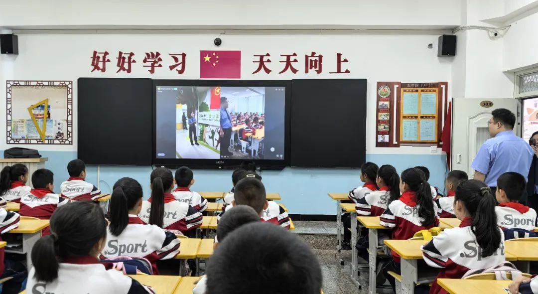 靖宇县人民检察院邀请布尔津县白湖路小学的学生通过直播互动的方式