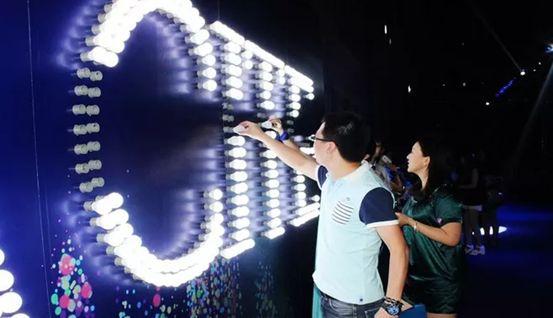 拼字亮灯签到,比较有创意,根据所需图稿,安装拼成文字或logo等图案