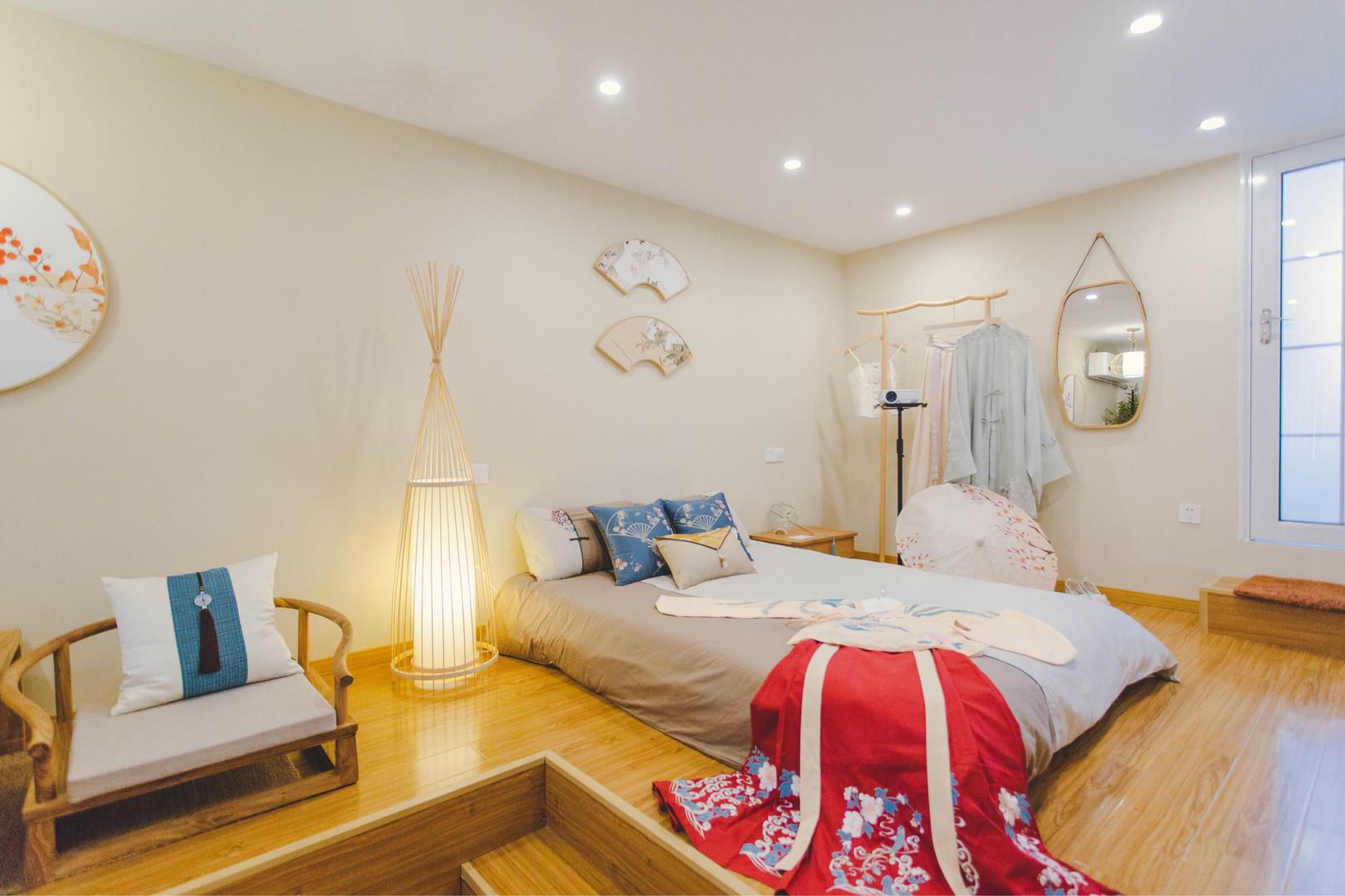 这家民宿房间不是很大,但是基础服务还是很完善的,有厨房,厨房里有