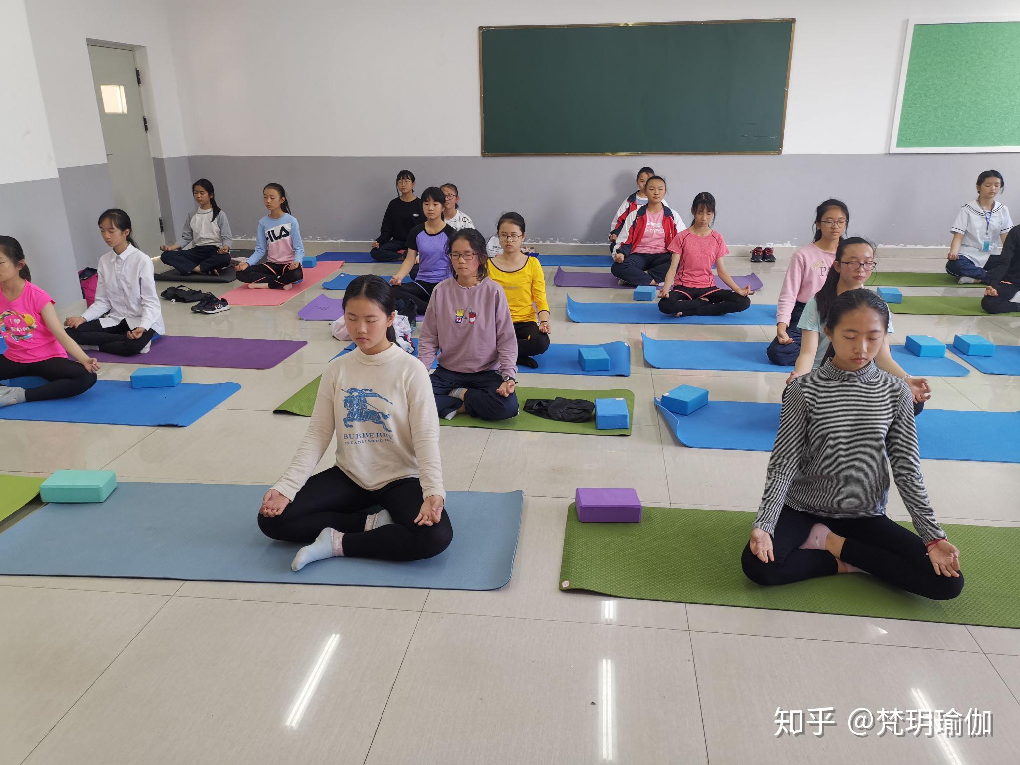 高新区达城中学昆明市瑜伽协会瑜伽进校园青少年瑜伽选修课