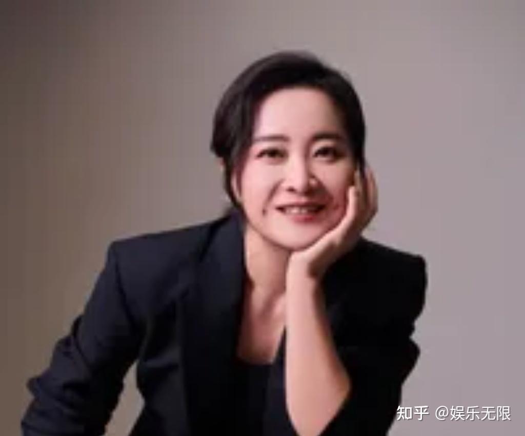 贾玲,1982年4月29日出生于湖北省襄阳市宜城市,一个充满喜剧天赋的