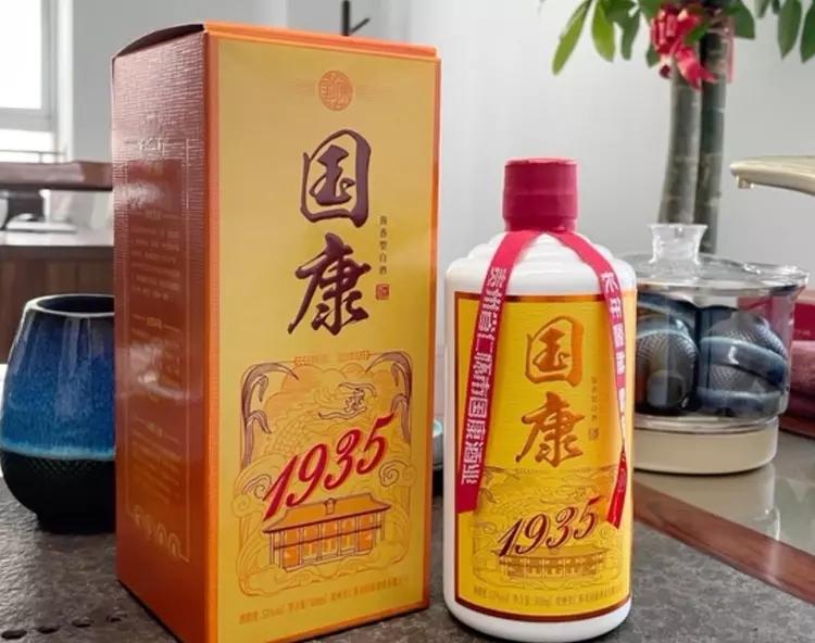 國康1935是國康酒業推出的一款平價優質醬香酒,在優質大麴坤沙醬香酒