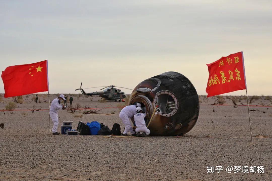 5時42分,按照飛行程序,神舟十五號載人飛船軌道艙與返回艙成功分離.