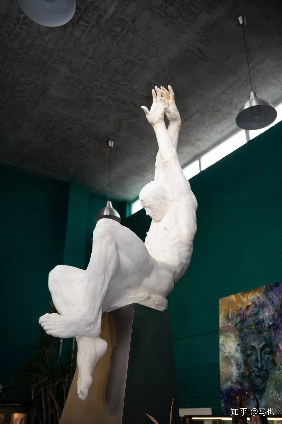 塑境空间作品//嘉宾鉴赏雕塑艺术品//陈维亮老师带领大家了解雕塑