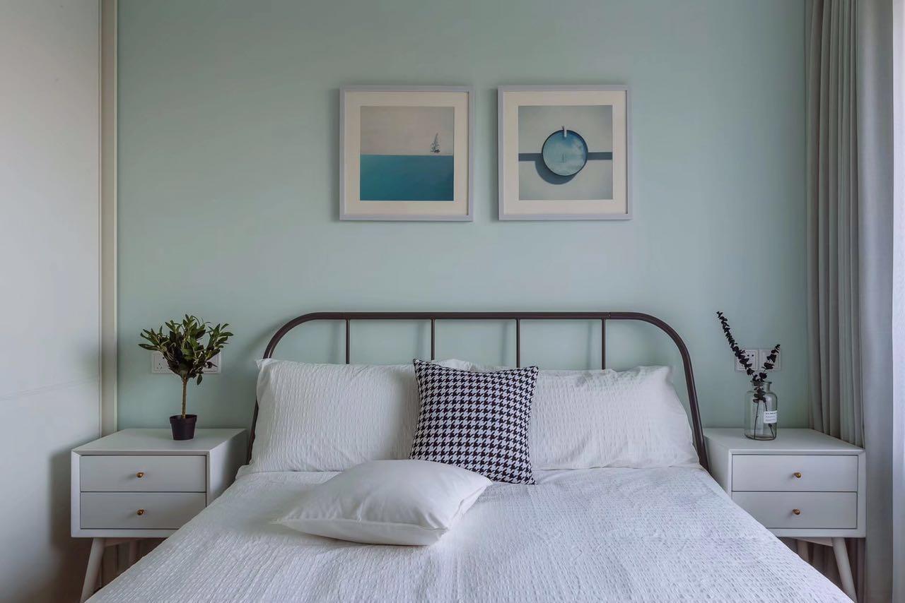 卧室整个色调为灰蓝色系，安静，沉稳。床头背景灰蓝色墙漆，在感觉上拉_装修美图-新浪家居