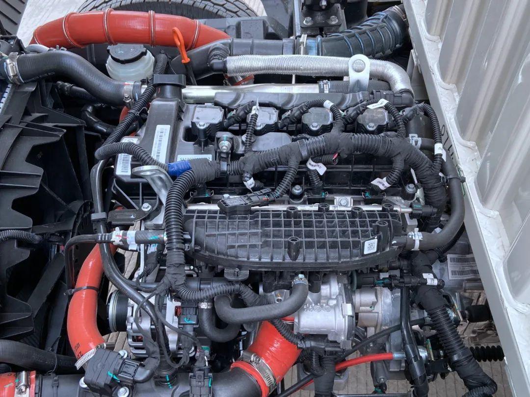 在动力部分,领航s1搭载的是长城动力hy4g15f国六汽油发动机,最大136