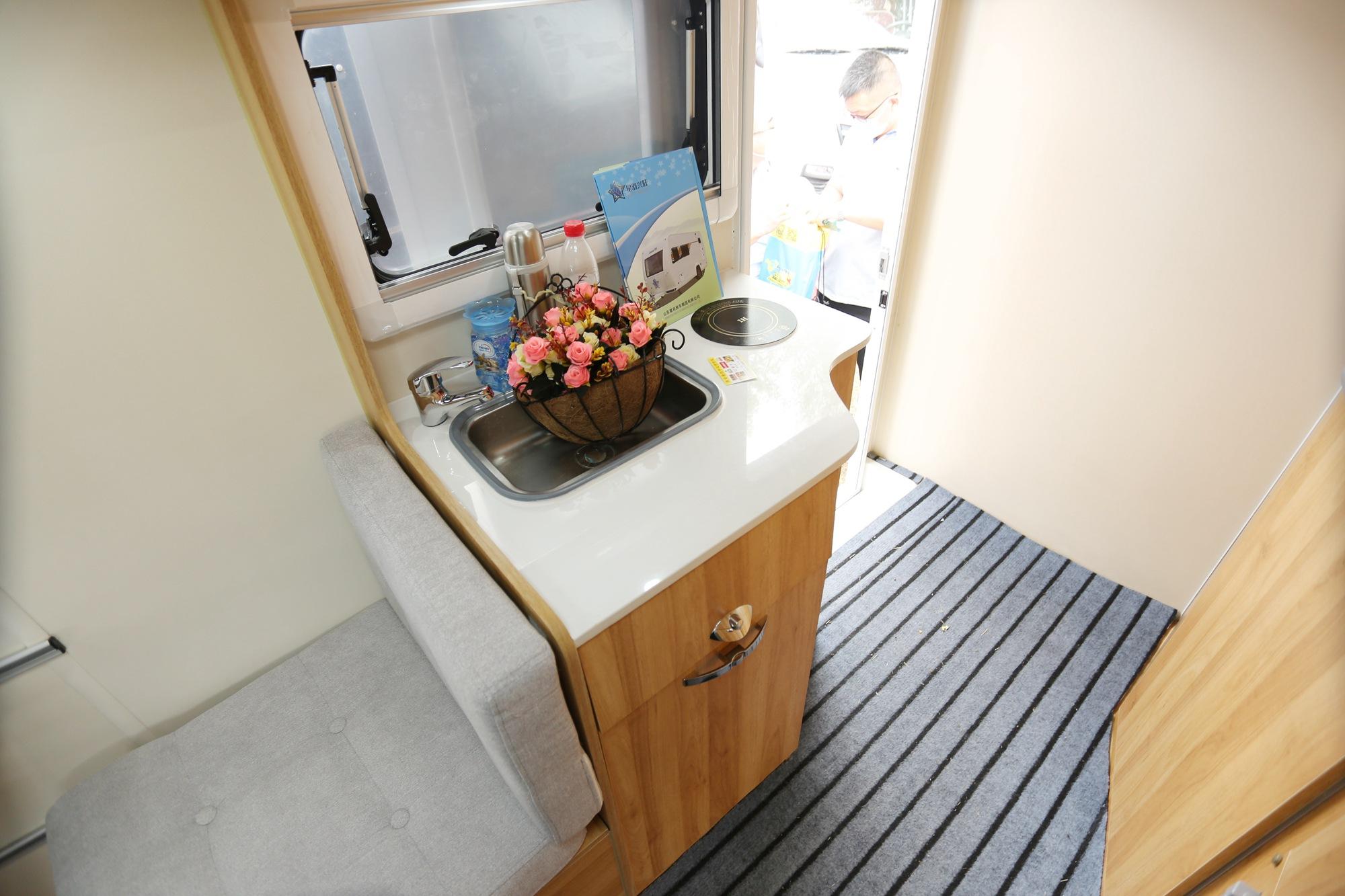 10万出头的北汽黑豹c型房车,两张大床可睡4人,厨卫齐全