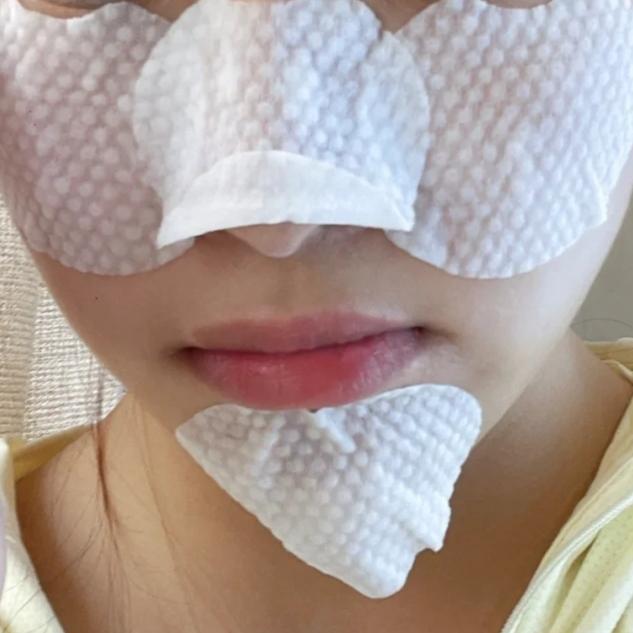 女生鼻子上黑头多,怎么科学去除?