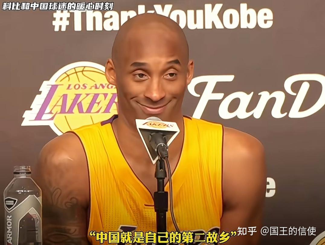 为了让女球迷缓解紧张,科比不仅暖心微笑着把球交给她,还亲自指导她