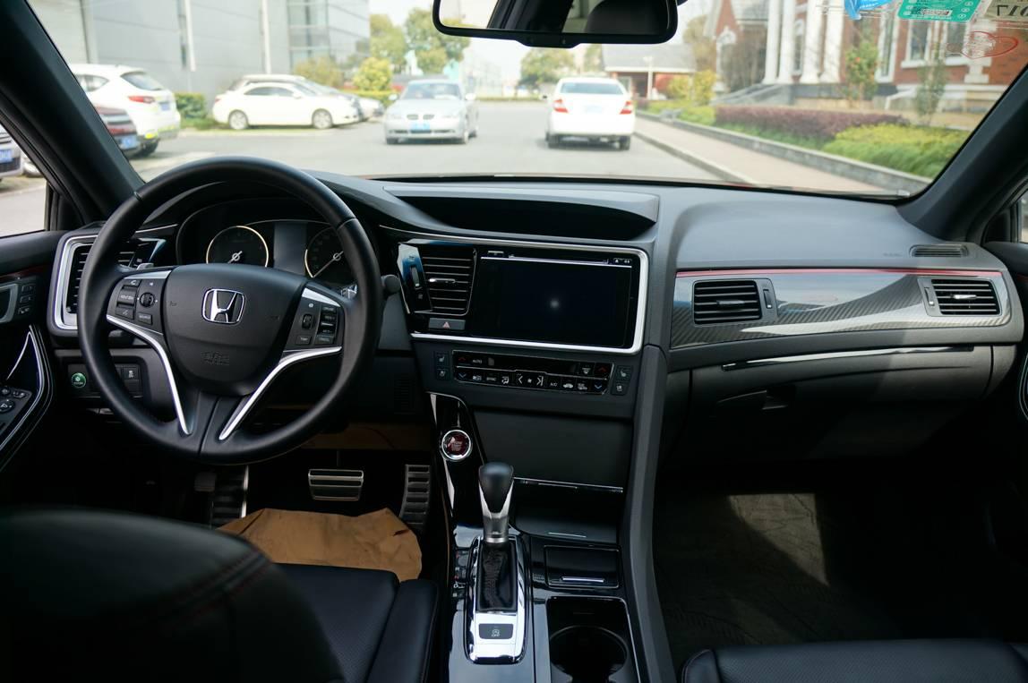 思铂睿si的内饰设计依然非常运动,主要体现在全黑的内饰,红色的缝线和