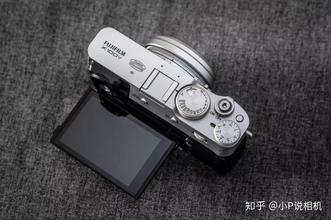 富士x100系列发展10年,它真的是外形非常好看的相机.