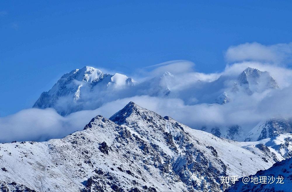 天山山脉的三大主峰:托木尔峰,汗腾格里峰和博格达峰 - 知乎