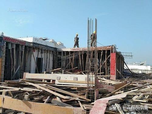 楼底模板拆除应先拆掉水平拉杆或剪刀撑,再拆掉∨形卡,然后拆掉楼板