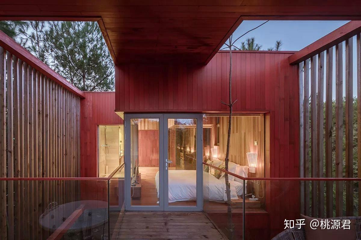 民宿设计丨松间长屋让爱情沐浴空气阳光与自然共生的红色情侣小屋