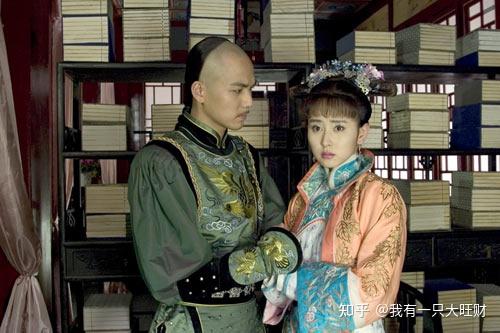 纳兰性德被迫娶卢蕊进门,而青格儿则与藩王尚之信成亲了,两人皆因没有