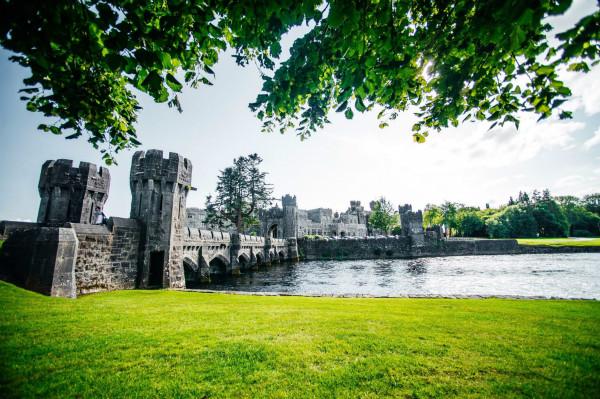 阿什福德城堡(ashford castle)位于壮观的爱尔兰梅奥郡乡村,俯瞰着